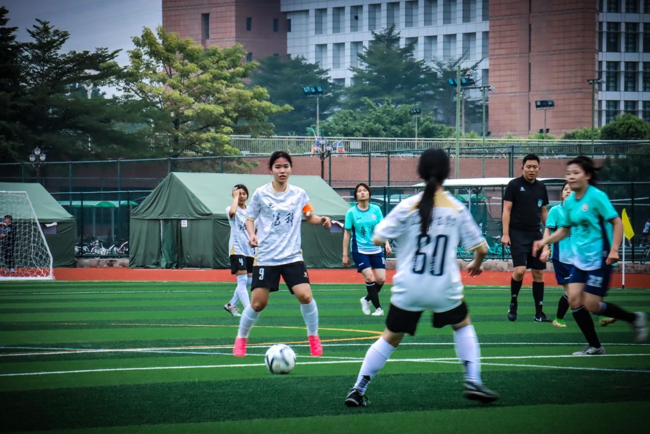 关于挑战前行：女足赛事中团队合作无间的信息