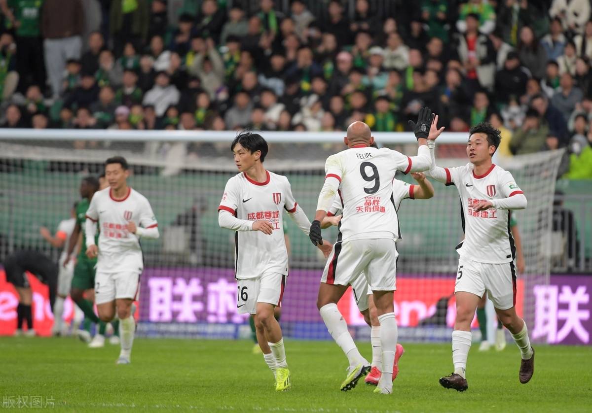 关于大连黑泰遭遇中超黑马卓尔，失去榜首宝座的信息